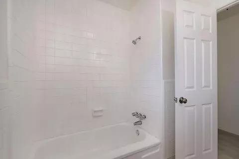 Bath - 2163 Sycamore Dr, Redding, CA 96001 photo 4 of 5