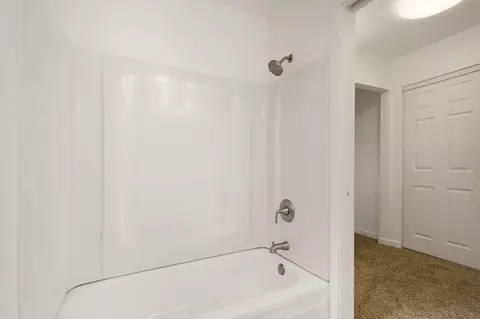 Bath - 2163 Sycamore Dr, Redding, CA 96001 photo 2 of 5
