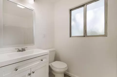 Bath - 2163 Sycamore Dr, Redding, CA 96001 photo 1 of 5