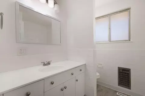 Bath - 2163 Sycamore Dr, Redding, CA 96001 photo 3 of 5