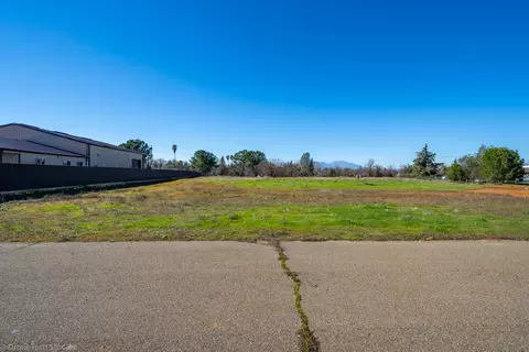 7530 Lockheed Dr, Redding, CA 96002 photo 2