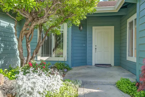 3582 Old Lantern Dr, Redding, CA 96003