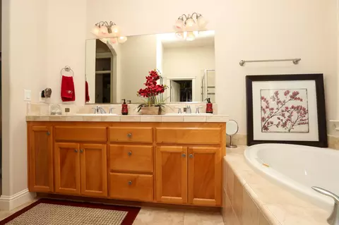 Bath - 3875 Mario Ave, Redding, CA 96001 photo 3 of 5