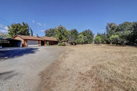 Exterior - 8606 Airport Rd, Redding, CA 96002 photo 2 of 17
