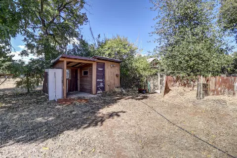 Exterior - 8606 Airport Rd, Redding, CA 96002 photo 13 of 17