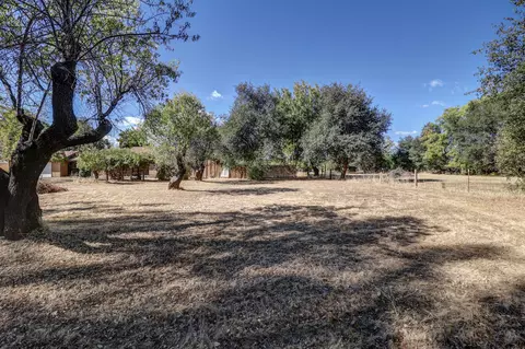 Exterior - 8606 Airport Rd, Redding, CA 96002 photo 3 of 17