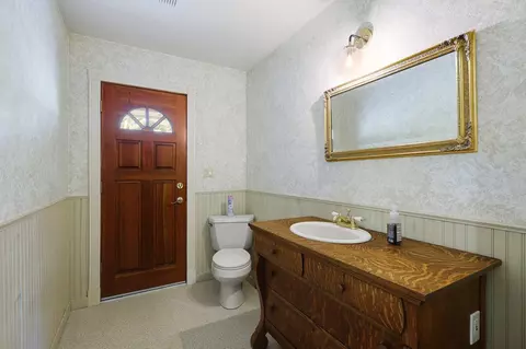 Bath - 8149 Secluded Valley Dr, Redding, CA 96001 photo 4 of 5