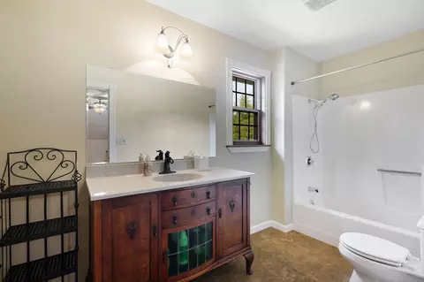 Bath - 8149 Secluded Valley Dr, Redding, CA 96001 photo 5 of 5
