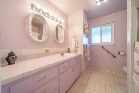 Bath - 1189 De Moll Dr, Redding, CA 96002 photo 1 of 3