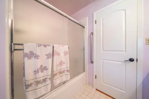 Bath - 1189 De Moll Dr, Redding, CA 96002 photo 2 of 3