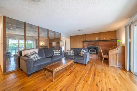 Living - 1189 De Moll Dr, Redding, CA 96002 photo 2 of 4