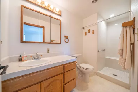 Bath - 1189 De Moll Dr, Redding, CA 96002 photo 3 of 3