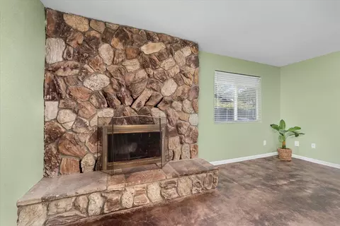 Living - 2860 Wilson Ave, Redding, CA 96002 photo 5 of 8