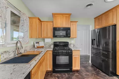 Kitchen - 2860 Wilson Ave, Redding, CA 96002 photo 4 of 4