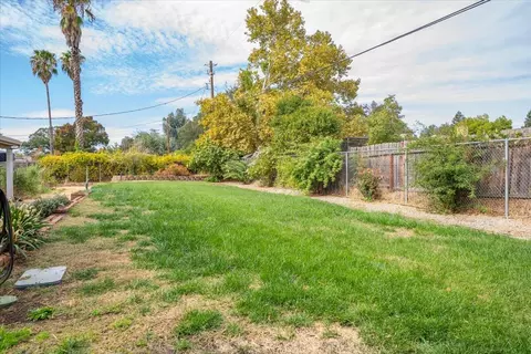 Exterior - 2860 Wilson Ave, Redding, CA 96002 photo 13 of 16