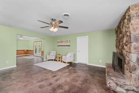 Living - 2860 Wilson Ave, Redding, CA 96002 photo 3 of 8