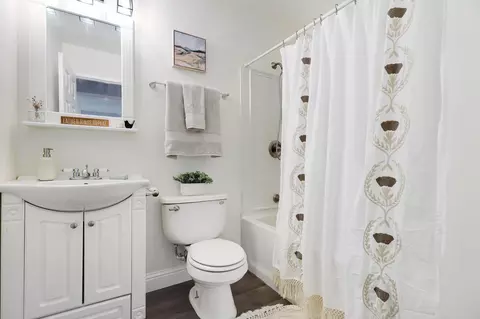Bath - 2515 Starlight Blvd, Redding, CA 96001 photo 2 of 2