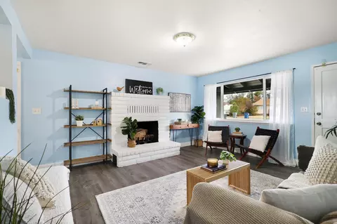 Living - 2515 Starlight Blvd, Redding, CA 96001 photo 1 of 1