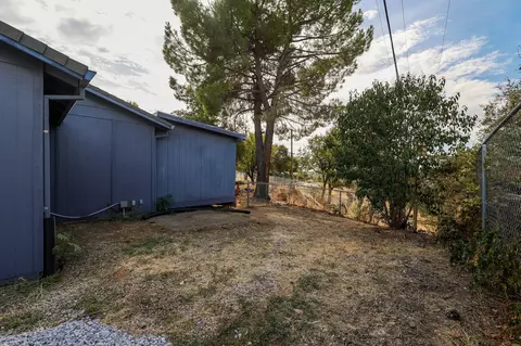 Exterior - 2515 Starlight Blvd, Redding, CA 96001 photo 4 of 21