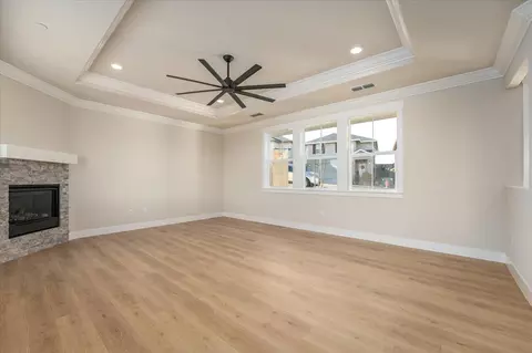 Living - 271 Mill Valley Pkwy, Redding, CA 96003 photo 3 of 4