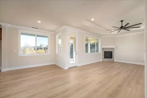 Living - 271 Mill Valley Pkwy, Redding, CA 96003 photo 2 of 4