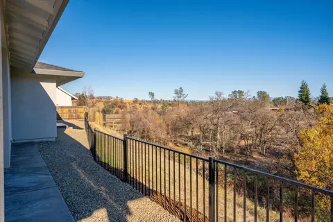 Exterior - 271 Mill Valley Pkwy, Redding, CA 96003 photo 4 of 9