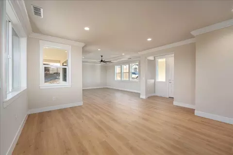 Living - 271 Mill Valley Pkwy, Redding, CA 96003 photo 1 of 4