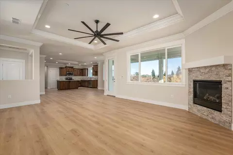 Living - 271 Mill Valley Pkwy, Redding, CA 96003 photo 4 of 4