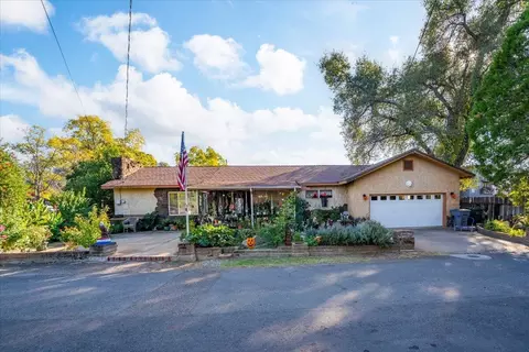 385 Manzanita Ln, Redding, CA 96002