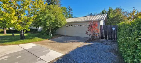 545 Loma Vista Dr, Redding, CA 96002 photo 3