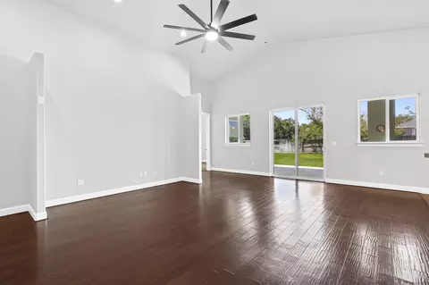 Living - 610 Haley Ln, Red Bluff, CA 96080 photo 3 of 6