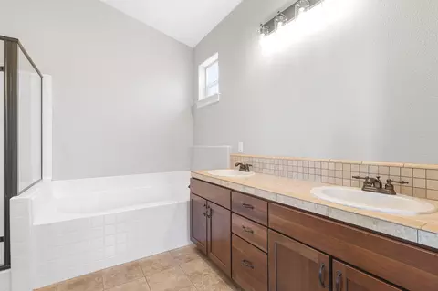 Bath - 610 Haley Ln, Red Bluff, CA 96080 photo 2 of 4