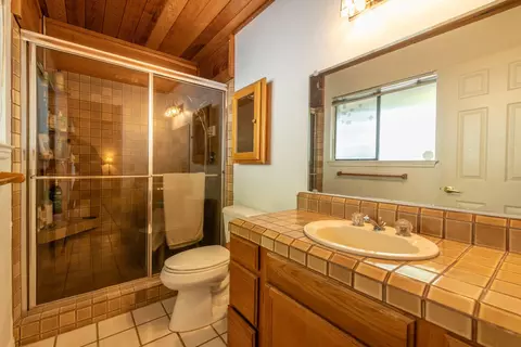 Bath - 1005 Belcrest Dr, Redding, CA 96003 photo 1 of 2