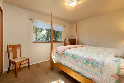 Bedroom - 1005 Belcrest Dr, Redding, CA 96003 photo 2 of 3
