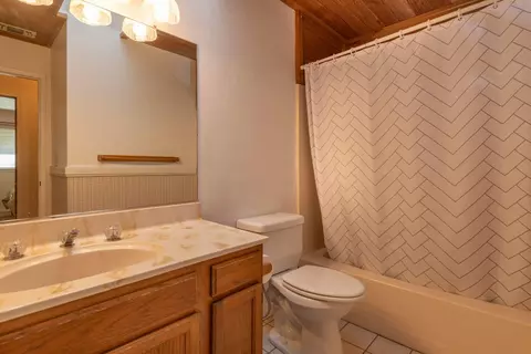 Bath - 1005 Belcrest Dr, Redding, CA 96003 photo 2 of 2