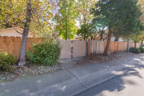 Exterior - 1005 Belcrest Dr, Redding, CA 96003 photo 5 of 5