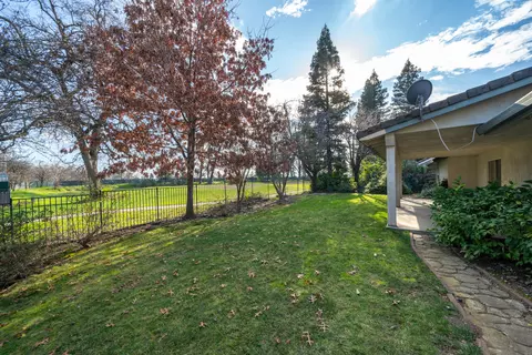 Exterior - 3687 Eagle Pkwy, Redding, CA 96001 photo 8 of 9