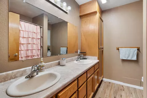 Bath - 1934 Herbscenta Ln, Redding, CA 96003 photo 2 of 3