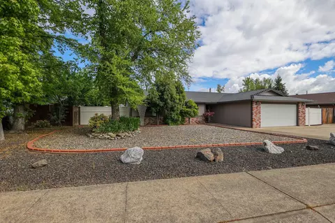 452 Woodhill Dr, Redding, CA 96003