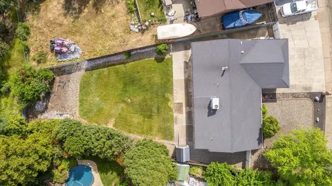 452 Woodhill Dr, Redding, CA 96003 photo 3
