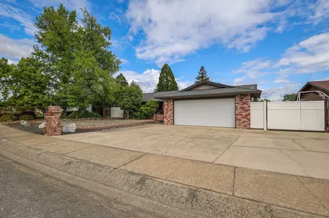 452 Woodhill Dr, Redding, CA 96003 photo 2