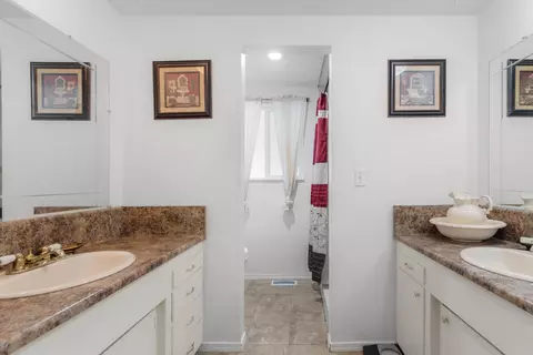 Bath - 1261 Denton Way, Redding, CA 96002 photo 1 of 2