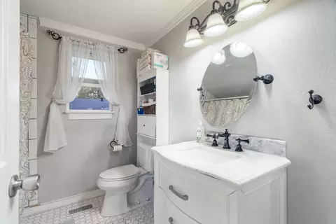 Bath - 1261 Denton Way, Redding, CA 96002 photo 2 of 2