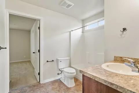 Bath - 3200 Bridgewater Ct, Redding, CA 96003 photo 3 of 3