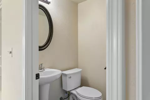 Bath - 3200 Bridgewater Ct, Redding, CA 96003 photo 2 of 3