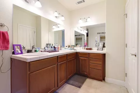 Bath - 1058 Montclair Dr, Redding, CA 96003 photo 1 of 3