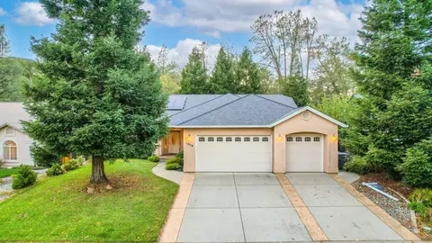 Exterior - 1058 Montclair Dr, Redding, CA 96003 photo 5 of 6