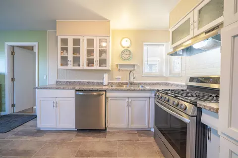 Kitchen - 2840 Placer St, Redding, CA 96001 photo 2 of 5