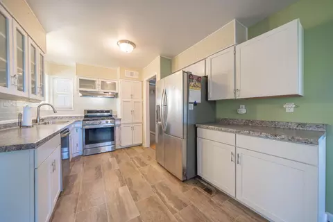 Kitchen - 2840 Placer St, Redding, CA 96001 photo 4 of 5