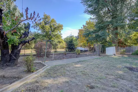 Exterior - 5451 Elm Ln # L, Redding, CA 96001 photo 4 of 8